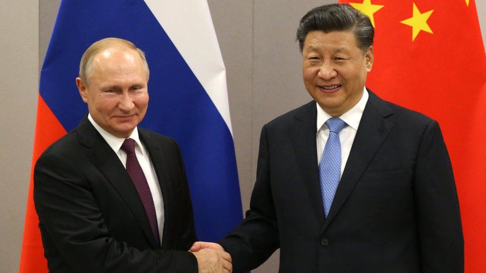 블라디미르 푸틴 러시아 대통령과 시진핑 중국 국가주석이 지난 2월 베이징동계올림픽 개막에 즈음해 두 손을 맞잡고 있다. 두 지도자는 15일 우즈베키스탄 사마르칸트에서 막을 올리는 상하이협력기구(SCO) 정상회담에서 양자 회담을 갖는다. AFP 자료사진