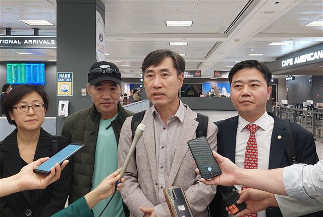 국민의힘 ‘해양수산부 공무원 피격사건 진상조사 태스크포스(TF)’ 단장인 하태경 의원(가운데)이 13일(현지시간) 워싱턴DC 덜레스 공항에 도착해 취재진에게 방문 목적을 설명하고 있다. 하 의원 왼쪽은 피살된 해양수산부 공무원 고(故) 이대준 씨의 형 이래진 씨.  이 씨는 오는 15일 워싱턴에서 열리는 제18차 북한이탈주민과 북한인권을 위한 국제의원연맹 총회에 참석, 북한 내 반인류범죄 및 관련 책임 묻기를 주제로 한 세션에서 연사로 나설 예정이다. 2022.9.14 뉴스1