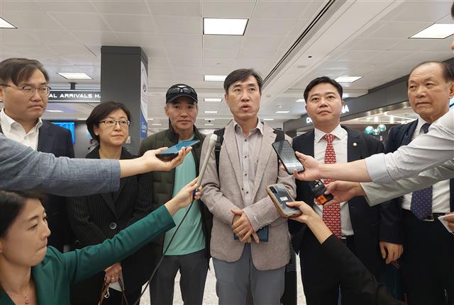 국민의힘 ‘해양수산부 공무원 피격사건 진상조사 태스크포스(TF)’ 단장인 하태경 의원(가운데)이 13일(현지시간) 워싱턴DC 덜레스 공항에 도착해 취재진에게 방문 목적을 설명하고 있다. 하 의원 왼쪽은 피살된 해양수산부 공무원 고(故) 이대준 씨의 형 이래진 씨.  이 씨는 오는 15일 워싱턴에서 열리는 제18차 북한이탈주민과 북한인권을 위한 국제의원연맹 총회에 참석, 북한 내 반인류범죄 및 관련 책임 묻기를 주제로 한 세션에서 연사로 나설 예정이다. 2022.9.14 뉴스1