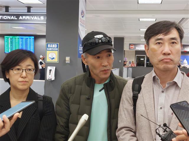 지난 2020년 서해상에서 북한에 의해 피격된 해양수산부 공무원 고(故) 이대준씨의 친형인 이래진씨와 국민의힘 ‘해양수산부 공무원 피격사건 진상조사 태스크포스(TF)’ 단장인 하태경 의원(오른쪽)이 13일(현지시간) 워싱턴DC 덜레스 국제공항에서 특파원들과 질의응답을 하고 있다. 이 씨는 오는 15일 워싱턴에서 열리는 제18차 북한이탈주민과 북한인권을 위한 국제의원연맹 총회에 참석, 북한 내 반인류범죄 및 관련 책임 묻기를 주제로 한 세션에서 연사로 나설 예정이다. 2022.9.14 뉴스1