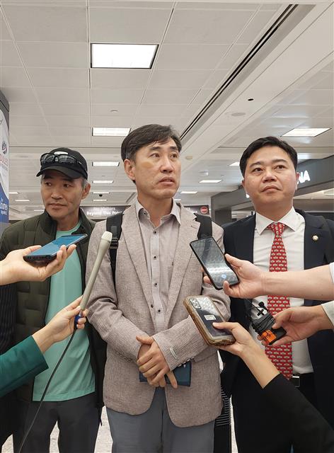 국민의힘 ‘해양수산부 공무원 피격사건 진상조사 태스크포스(TF)’ 단장인 하태경 의원(가운데)이 13일(현지시간) 워싱턴DC 덜레스 공항에 도착해 취재진에게 방문 목적을 설명하고 있다. 하 의원 왼쪽은 피살된 해양수산부 공무원 고(故) 이대준 씨의 형 이래진 씨.  이 씨는 오는 15일 워싱턴에서 열리는 제18차 북한이탈주민과 북한인권을 위한 국제의원연맹 총회에 참석, 북한 내 반인류범죄 및 관련 책임 묻기를 주제로 한 세션에서 연사로 나설 예정이다. 2022.9.14 뉴스1