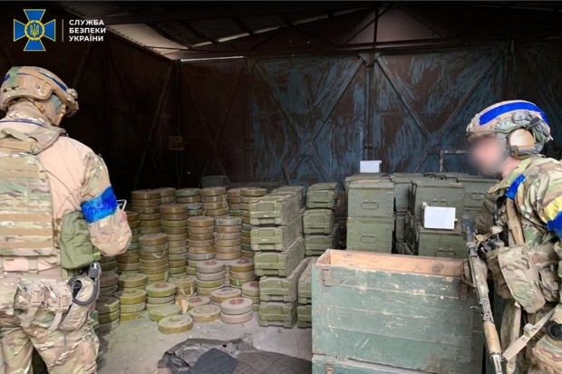 우크라이나 정보기관인 국가보안국(SBU)이 공개한 러시아군이 퇴각하며 버리고 간 탄약과 지뢰들.