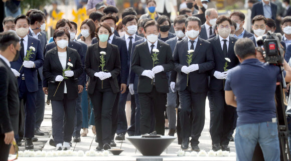더불어민주당 이재명 대표 등 당 지도부가 14일 오후 경남 김해시 진영읍 봉하마을 고 노무현 전 대통령 묘역에서 참배하고 있다. 2022.9.14  연합뉴스