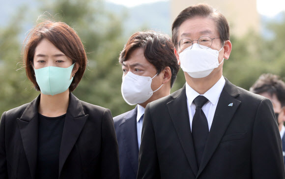 더불어민주당 이재명 대표 등 당 지도부가 14일 오후 경남 김해시 진영읍 봉하마을 고 노무현 전 대통령 묘역에서 참배하고 있다. 왼쪽은 고민정 최고위원. 2022.9.14  연합뉴스