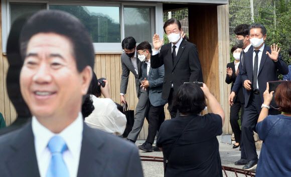 더불어민주당 이재명 대표 등 당 지도부가 14일 오후 경남 김해시 진영읍 봉하마을 고 노무현 전 대통령 묘역 참배 후 권양숙 여사 예방을 위해 사저로 이동하고 있다. 2022.9.14  연합뉴스