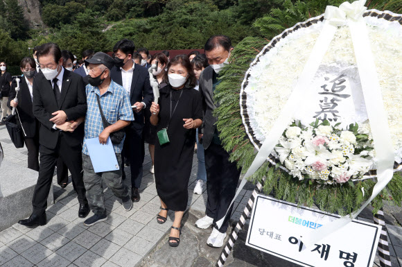 더불어민주당 이재명 대표가 14일 오후 경남 김해시 진영읍 봉하마을 고 노무현 전 대통령 묘역 참배 후 지지자와 인사하고 있다. 2022.9.14  연합뉴스
