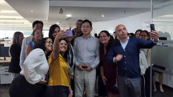 이재용 삼성전자 부회장이 13일(현지시간) 삼성전자 파나마법인에 방문해 삼성전자 파나마법인 직원들과 기념 촬영하고 있다. 2022.9.14  삼성전자 제공