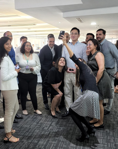 이재용 삼성전자 부회장이 13일(현지시간) 삼성전자 파나마법인에 방문해 삼성전자 파나마법인 직원들과 기념 촬영하고 있다. 2022.9.14 삼성전자 제공