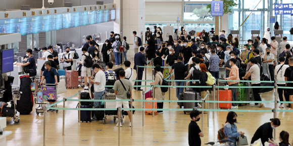 코로나19 의무 검사 폐지… 북적이는 인천공항 출국장