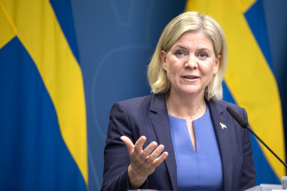 마그달레나 안데르손 스웨덴 총리가 14일(현지시간) 스톡홀름에서 연 기자회견에서 연설하고 있다. 안데르손 총리는 이번 스웨덴 총선에서 야권인 우파연합의 승리가 확실시되자 사의를 표명했다. 2022.9.14 신화 연합뉴스