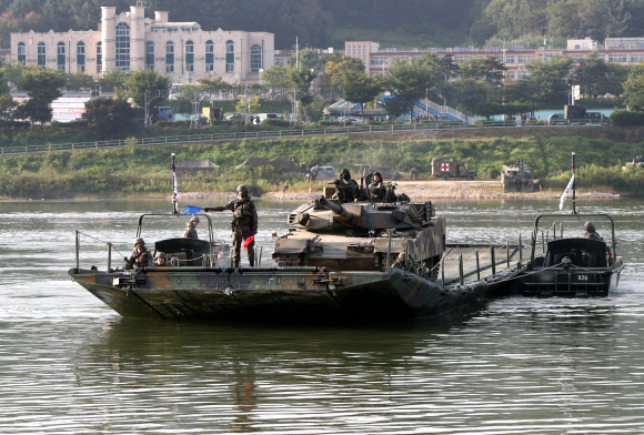15일 강원 화천군 화천대교 일원에서 열린 육군 2공병여단·3기갑여단 강습 및 문·부교 도하 작전 훈련에서 전차가 문교를 이용해 강을 건너고 있다. 2022.9.15  연합뉴스