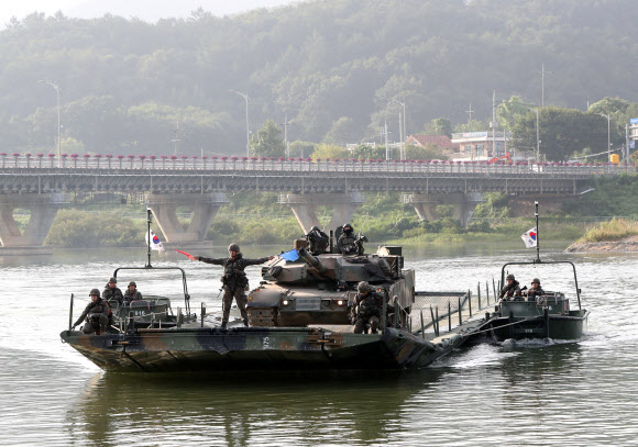15일 강원 화천군 화천대교 일원에서 열린 육군 2공병여단·3기갑여단 강습 및 문·부교 도하 작전 훈련에서 전차가 문교를 이용해 강을 건너고 있다. 2022.9.15  연합뉴스