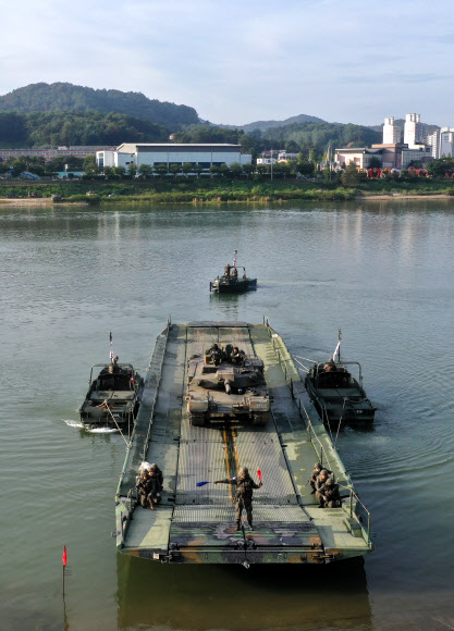 15일 강원 화천군 화천대교 일원에서 열린 육군 2공병여단·3기갑여단 강습 및 문·부교 도하 작전 훈련에서 전차가 문교를 이용해 강을 건너고 있다. 2022.9.15  연합뉴스