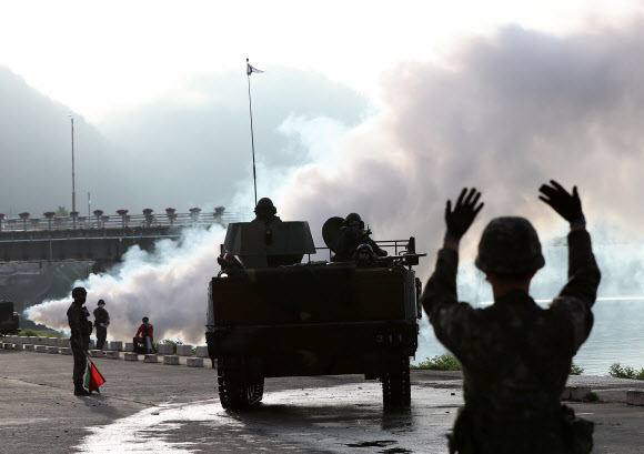 15일 강원 화천군 화천대교 일원에서 육군 2공병여단·3기갑여단 장병들이 강습 및 문·부교 도하 작전 훈련을 진행하고 있다. 2022.9.15  연합뉴스