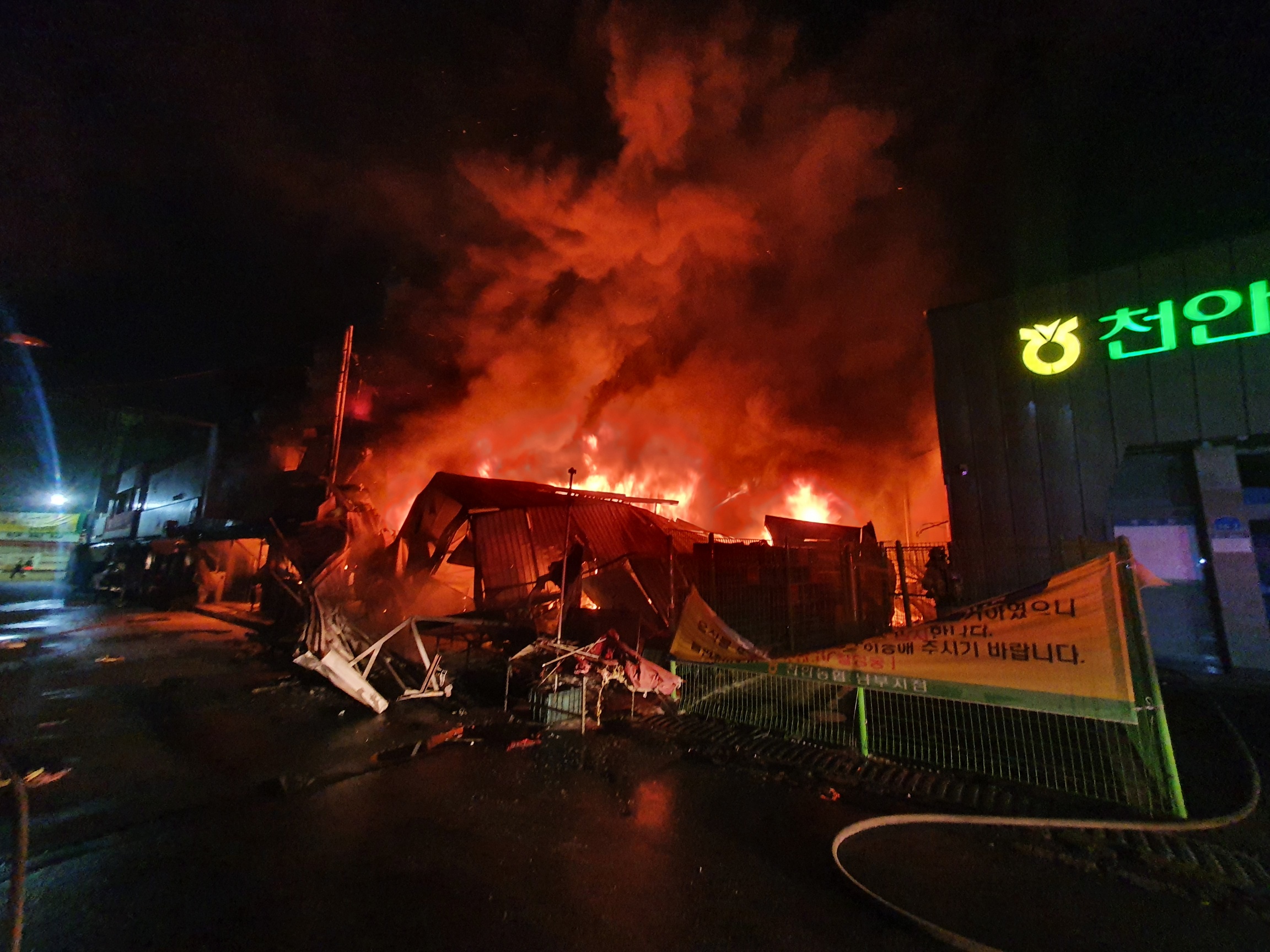 15일 오전 충남 천안시 동남구 사직동 재래시장 상가에서 발생한 화재 현장. (사진=천안동남소방서 제공)