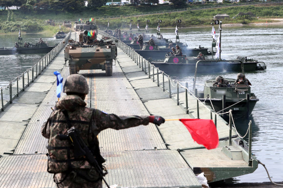 15일 강원 화천군 화천대교 일원에서 열린 육군 2공병여단·3기갑여단 강습 및 문·부교 도하 작전 훈련에서 전차와 장갑차가 부교를 이용해 강을 건너고 있다. 2022.9.15  연합뉴스