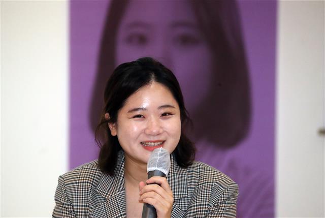 웃음으로 강연 시작하는 박지현 전 비대위원장