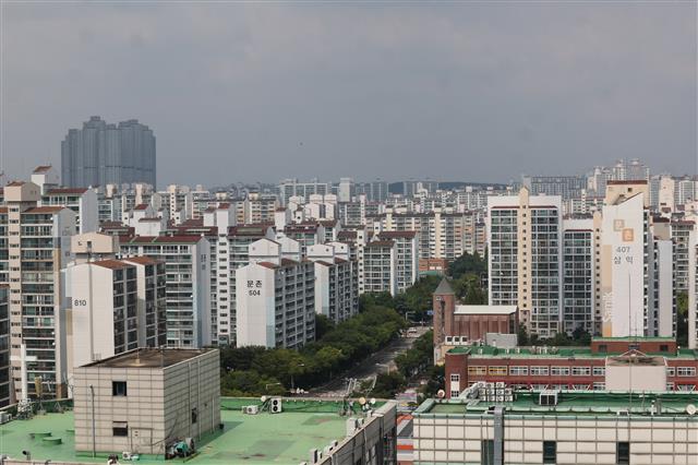 정부가 8·16 부동산대책에서 1기 신도시 재정비를 위한 마스터플랜을 2024년까지 수립해 ‘재창조 수준의 재정비’를 하겠다고 발표했지만 실효성이 의문시되고 있다. 사진은 경기 고양시 일산신도시 모습.  연합뉴스