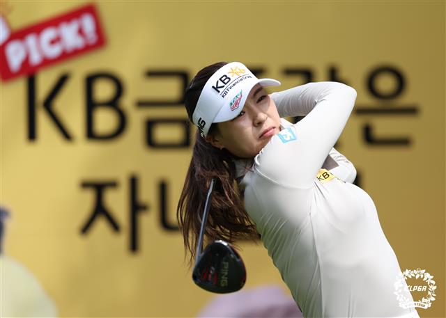 15일 경기 이천시 블랙스톤 골프클럽에서 열린 한국여자프로골프(KLPGA) 투어 ‘KB금융 스타챔피언십’ 1라운드에서 전인지가 드라이버 티샷을 하고 있다. KLPGA 제공