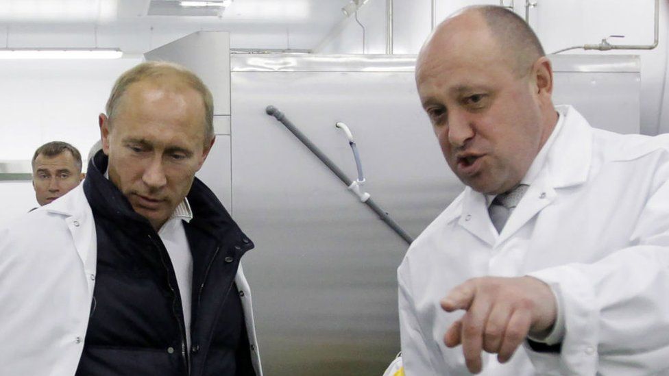 블라디미르 푸틴 러시아 대통령에게 뭔가를 열심히 설명하는 예브게니 프리고진. 2010년에 촬영됐다.