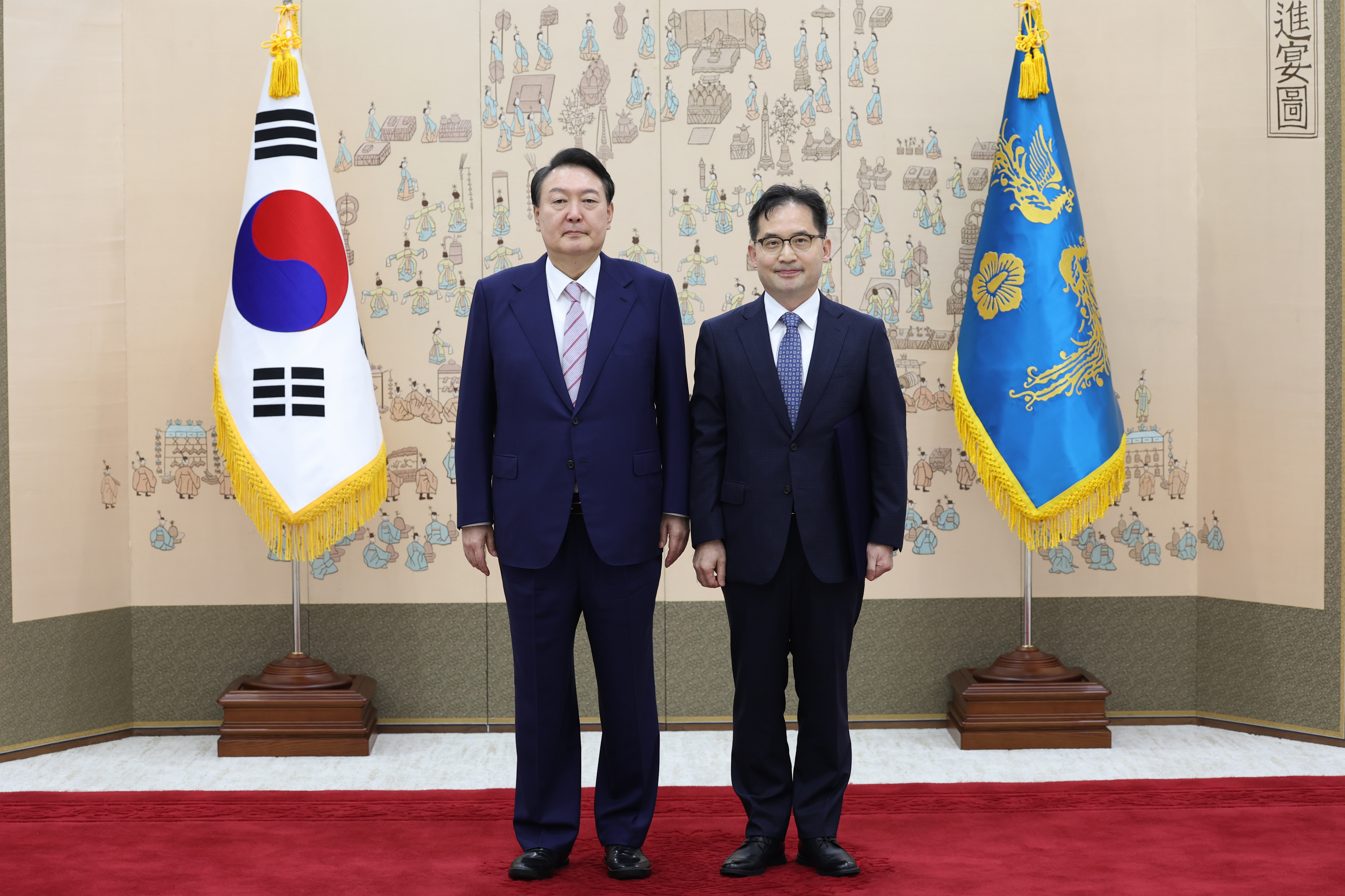 윤석열 대통령이 16일 서울 용산 대통령실 청사에서 한기정 공정거래위원장에게 임명장을 수여한 후 기념촬영을 하고 있다. 대통령실 제공