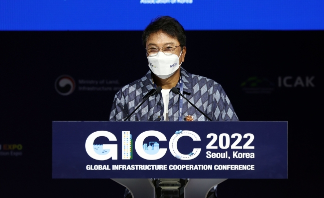 이수만 SM엔터테인먼트 총괄 프로듀서가 서울 중구 신라호텔에서 열린 ‘2022 글로벌 인프라 협력 콘퍼런스(GICC)’에서 찬조연설을 하고 있다. 2022.8.30 연합뉴스