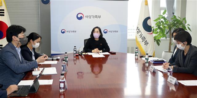 스토킹범죄 관련 대책 회의 주재하는 김현숙 장관