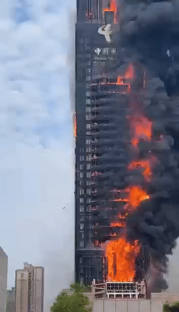 16일 중국 후난성 창사시 중국전신(電信) 빌딩에서 대형 화재가 발생했다. 트위터