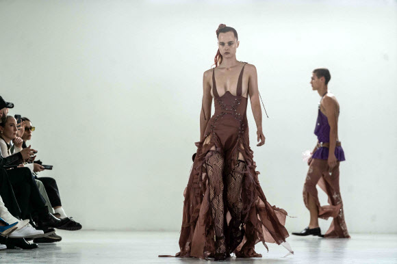 모델들이 16일(현지시간) 영국 런던에서 열린 런던 패션 위크 둘째 날 열린 패션쇼에서 영국 디자이너 포스터 걸의 작품을 선보이고 있다. AFP 연합뉴스