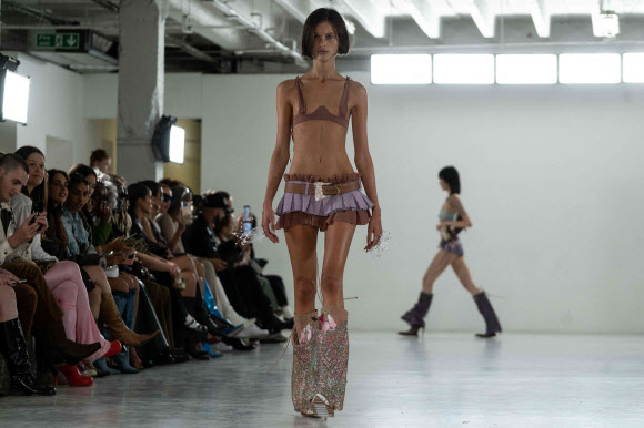 모델들이 16일(현지시간) 영국 런던에서 열린 런던 패션 위크 둘째 날 열린 패션쇼에서 영국 디자이너 포스터 걸의 작품을 선보이고 있다. AFP 연합뉴스