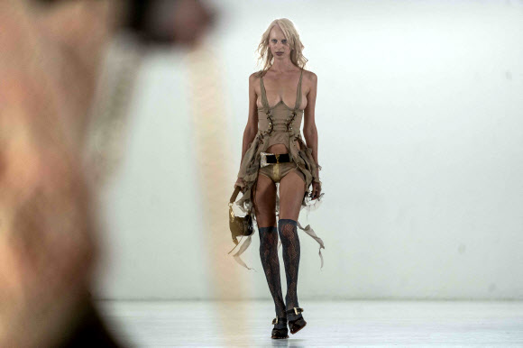 모델들이 16일(현지시간) 영국 런던에서 열린 런던 패션 위크 둘째 날 열린 패션쇼에서 영국 디자이너 포스터 걸의 작품을 선보이고 있다. AFP 연합뉴스