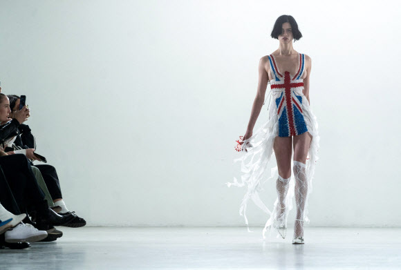 모델들이 16일(현지시간) 영국 런던에서 열린 런던 패션 위크 둘째 날 열린 패션쇼에서 영국 디자이너 포스터 걸의 작품을 선보이고 있다. AFP 연합뉴스