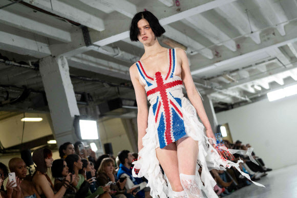 모델들이 16일(현지시간) 영국 런던에서 열린 런던 패션 위크 둘째 날 열린 패션쇼에서 영국 디자이너 포스터 걸의 작품을 선보이고 있다. AFP 연합뉴스