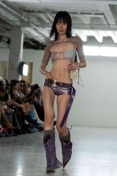 모델이 16일(현지시간) 영국 런던에서 열린 런던 패션 위크 둘째 날 열린 패션쇼에서 영국 디자이너 포스터 걸의 작품을 선보이고 있다. AFP 연합뉴스