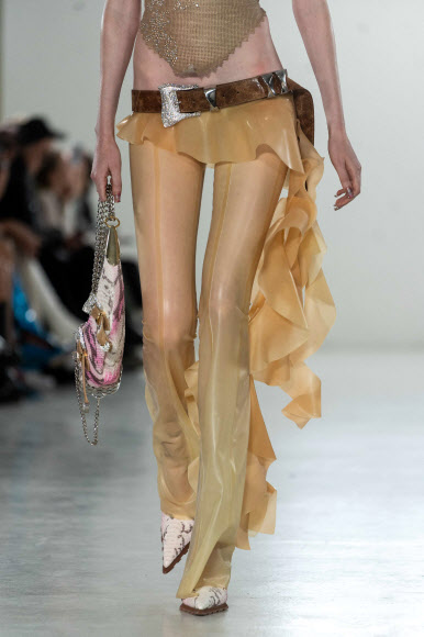 모델이 16일(현지시간) 영국 런던에서 열린 런던 패션 위크 둘째 날 열린 패션쇼에서 영국 디자이너 포스터 걸의 작품을 선보이고 있다. AFP 연합뉴스