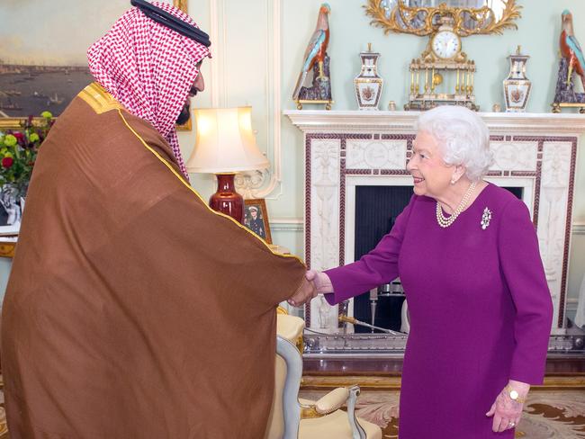 2018년 사우디아라비아 언론인 자말 카슈끄지가 암살되기 전에 무함마드 빈살만 왕세자를 접견하며 반갑게 손을 맞잡은 엘리자베스 2세 영국 여왕. AFP 자료사진