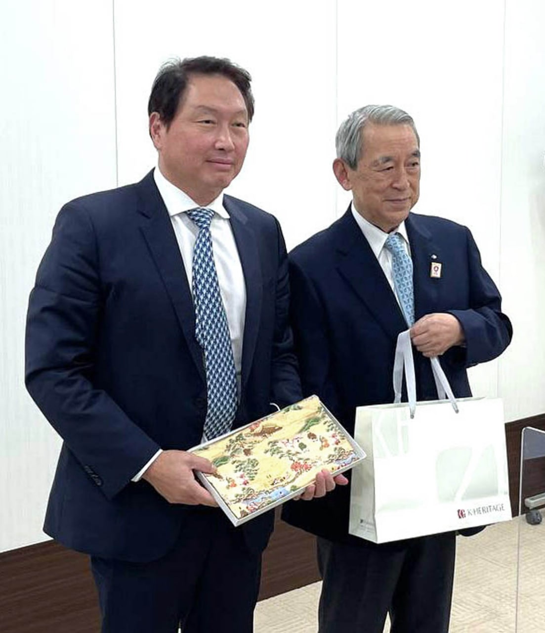 최태원(왼쪽) 대한상공회의소 회장은 지난 15일 일본 도쿄에서 마츠모토 마사요시 간사이경제연합회 회장을 만나 엑스포 유치 노하우를 듣고 2030년 부산 엑스포에 대한 지지를 부탁했다. 대한상의 제공.