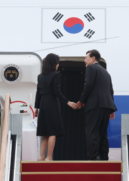 윤석열 대통령과 김건희 여사가 18일 오전 미국 뉴욕에서 열리는 제77차 유엔총회에 참석하기 위해 경기도 성남 서울공항에서 공군 1호기에 탑승하고 있다.2022. 9. 18  박지환 기자