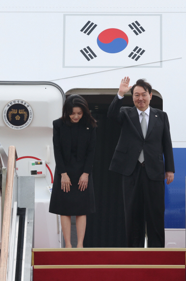 윤석열 대통령과 김건희 여사가 18일 오전 미국 뉴욕에서 열리는 제77차 유엔총회에 참석하기 위해 경기도 성남 서울공항에서 공군 1호기에 탑승하며 손을 들어 인사하고 있다.2022. 9. 18  박지환 기자