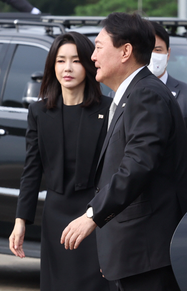 윤석열 대통령과 김건희 여사가 18일 오전 미국 뉴욕에서 열리는 제77차 유엔총회에 참석하기 위해 경기도 성남 서울공항에서 공군 1호기에 탑승하기 위해 도착하고 있다.2022. 9. 18  박지환 기자