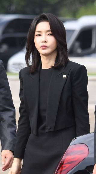 18일 경기도 성남시 서울공항에서 미영캐  3개국 순방을 떠나는 윤석열 대통령과 김건희 여사가 전용기에 오르고 있다. 2022. 9. 18  박지환 기자