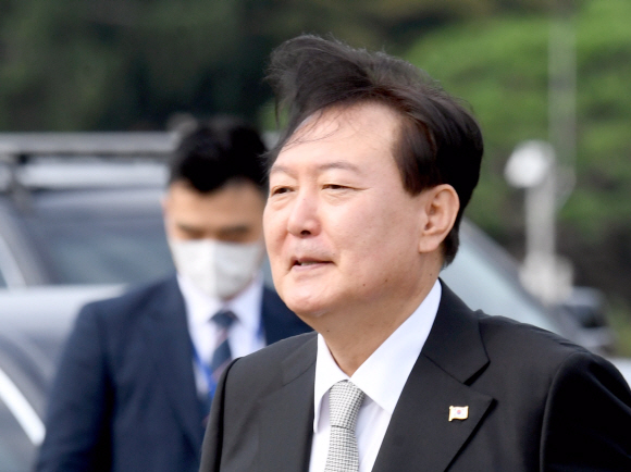 18일 경기도 성남시 서울공항에서 미영캐 3개국 순방을 떠나는 윤석열 대통령이 전용기에 오르고 있다. 2022. 9. 18  박지환 기자