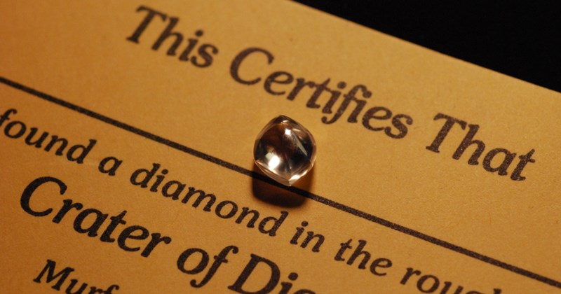 크레이터 오브 다이아몬드 주립공원에서 발견된 다이아몬드와 인증서