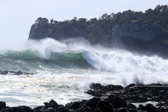 제14호 태풍 난마돌이 북상하는 가운데 18일 오후 서귀포시 법환동 앞바다에 파도가 거세게 몰아치고 있다. 2022.9.18  연합뉴스