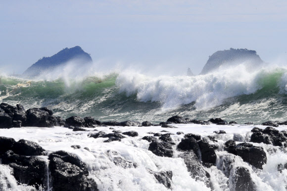 제14호 태풍 난마돌이 북상하는 가운데 18일 오후 서귀포시 법환동 앞바다에 파도가 거세게 몰아치고 있다. 2022.9.18  연합뉴스