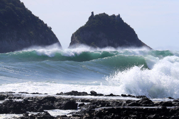 제14호 태풍 난마돌이 북상하는 가운데 18일 오후 서귀포시 법환동 앞바다에 파도가 거세게 몰아치고 있다. 2022.9.18  연합뉴스