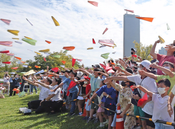 18일 서울 여의도한강공원에서 열린 ‘2022 한강 종이비행기 축제’에서 종이비행기 날리기 국가대표들과 함께  참가 어린이들이 종이비행기 날리기 시연을 하고 있다.  2022.9.18  김명국기자