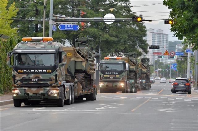 해병대 1사단 KAAV(상륙돌격장갑차)부대가 18일 오후 제14호 태풍 난마돌 북상하자 포항북부소방서에 전진배치되고 있다.  소방당국은 이날 포항시에서 열린 난마돌 피해 대책회의에서 인명구조 등에 선제적 대응을 위해 KAAV와 IBS보트를 지원해 줄 것을 해병대에 요청했다.2022.9.18 뉴스1