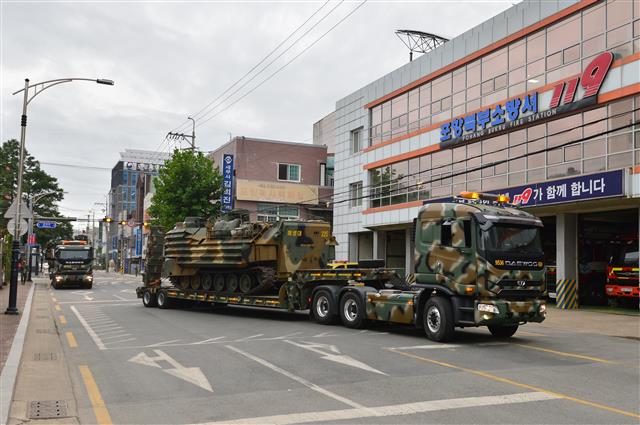 해병대 1사단 KAAV(상륙돌격장갑차)부대가 18일 오후 제14호 태풍 난마돌 북상하자 포항북부소방서에 전진배치되고 있다. 소방당국은 이날 포힝시에서 열린 난마돌 피해 대책회의에서 인명구조 등에 선제적 대응을 위해 KAAV와 IBS보트를 지원해 줄 것을 해병대에 요청했다.2022.9.18 뉴스1