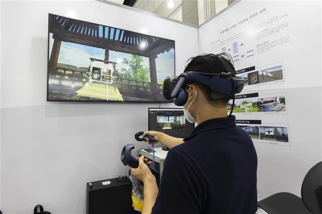 지난 15~17일 경북 경주화백컨벤션센터에서 ‘2022 국제문화재산업전’이 열린 가운데 한 관람객이 가상현실(VR) 프로그램을 통해 한산모시짜기 체험을 하고 있다.